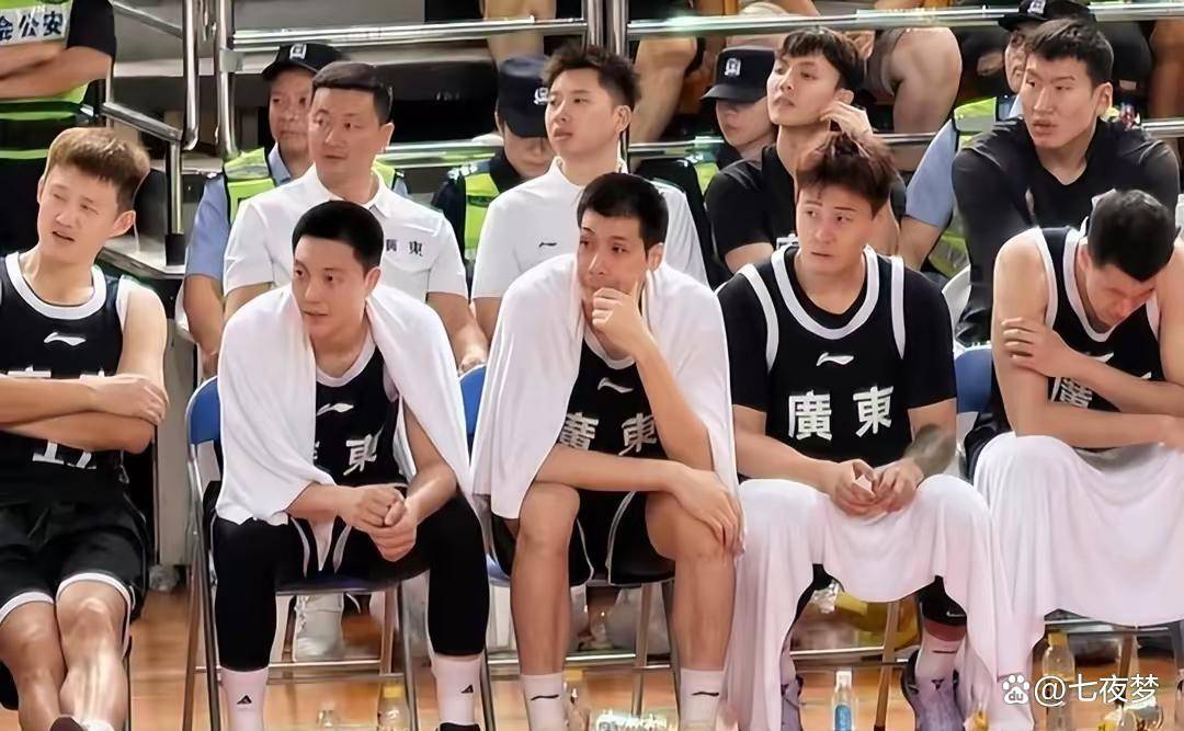 包含亚洲杯半决赛爆出冷门!曼城绝杀广东男篮,争冠形势突变的词条